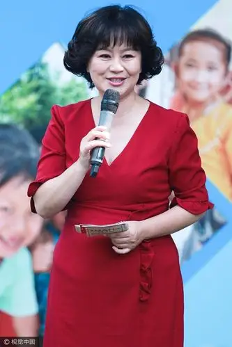 52岁鞠萍助阵"防艾"活动笑容慈祥 一袭蓝裙显富态