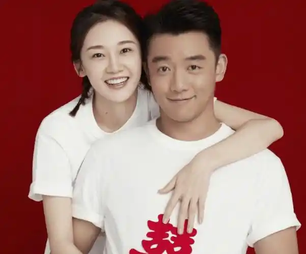 三胎实锤?苗苗现身月子中心,38度炎夏穿厚卫衣,郑恺深夜搂美女