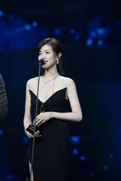 万茜穿深v礼服走红毯,裙子开叉到大腿根,美得自信又大气