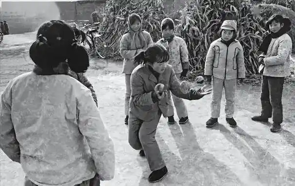 70年代的人们都在忙啥?几个片段直击人心