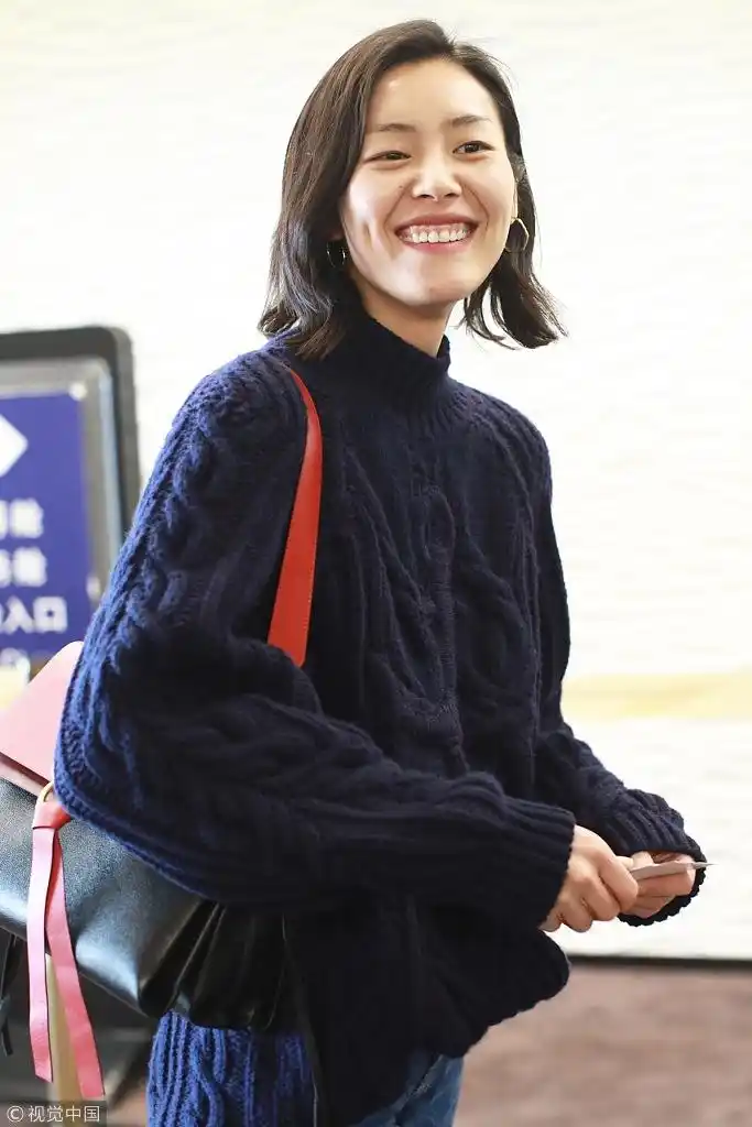 刘雯素颜现身机场.