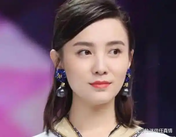 宋佳的纹身酷劲十足21岁出道魅力不减时尚魅力无人能挡