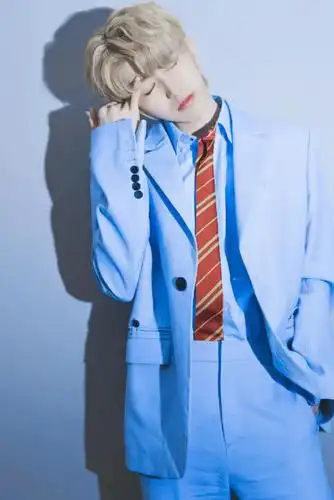 蔡徐坤穿蓝色西装,青春时尚,范丞丞流苏牛仔外套,个性十足