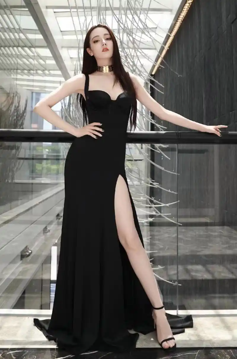 迪丽热巴这套礼服,从装扮到发饰再到衣服,完美展现了她的优点,性感而