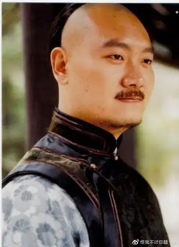 韩青剧照一晃就到了2011年2月,妈妈因腹痛整夜整夜睡不着,吃什么吐