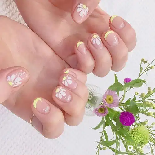 可爱简约花朵黄色法式美甲图片