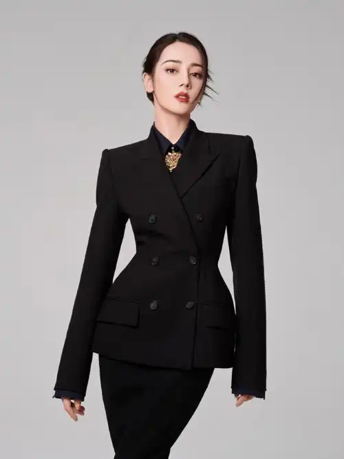 迪丽热巴黑色西装套装造型释出 今天是酷巴啊!