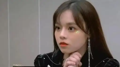 歌手黄霄云怎么变样了和以前不一样了长相变化有点大整容前后照片