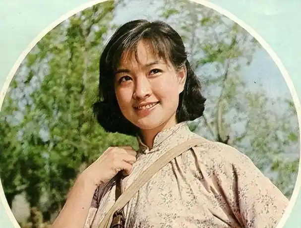 在中国电影史上,刘晓庆的名字似乎总是与风华绝代,坚韧不拔联系在一起