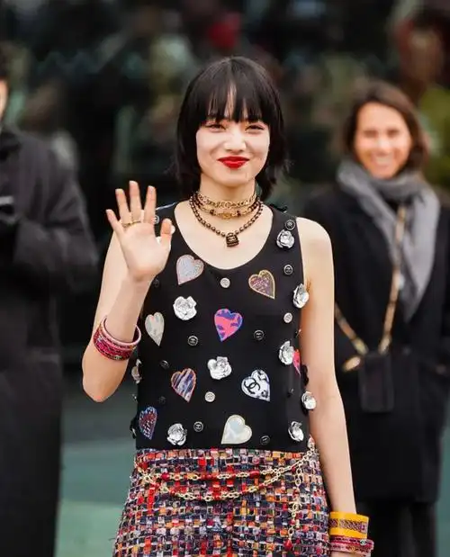 满脸幸福的小松菜奈 出席 chanel 23秋冬大秀_高清图集_新浪网