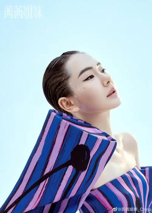 戚薇时尚新刊封面大片写真图片19