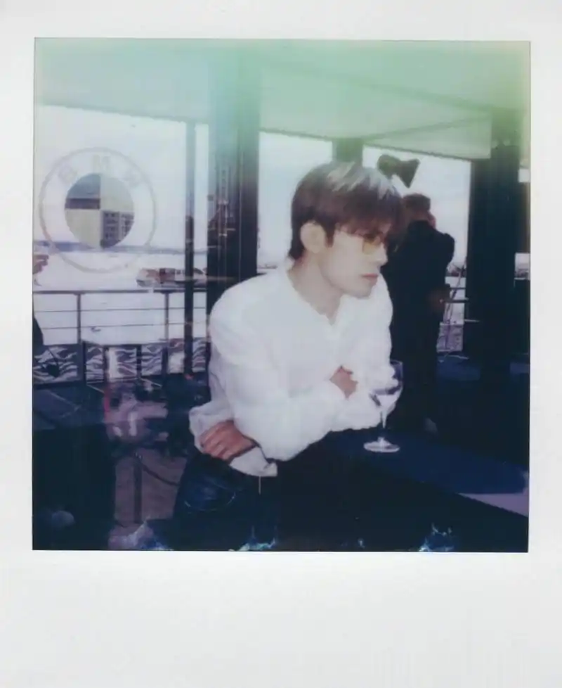 易烊千玺晒九宫格拍立得##易烊千玺南法海边九宫格随拍# 易烊千趑