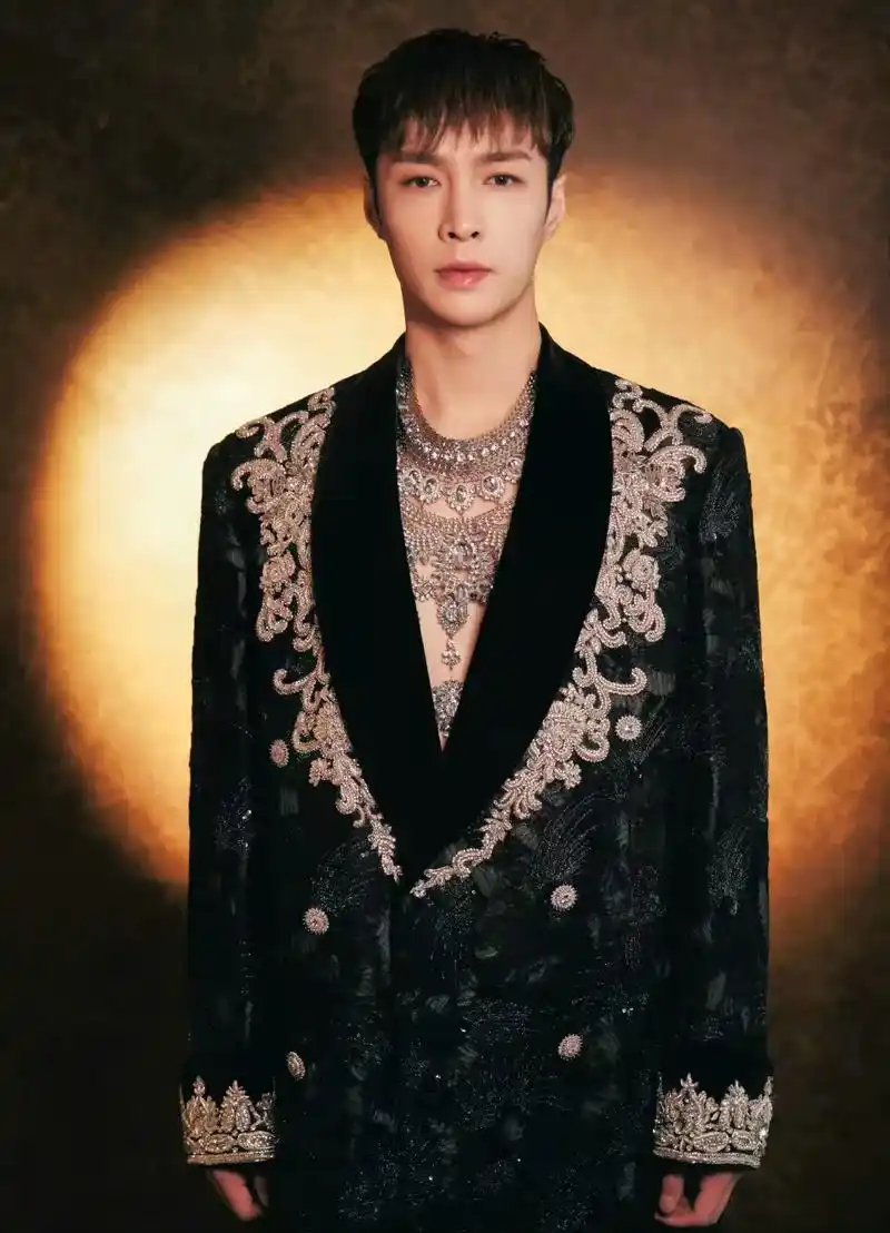 张艺兴 @张艺兴 一个人出生了 人们并不知道他的未来 却说 - 抖音