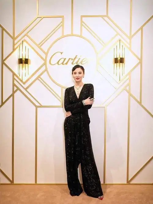 宋佳亮片礼服复古造型尽显高贵优雅佩戴高级珠宝诠释独特韵味