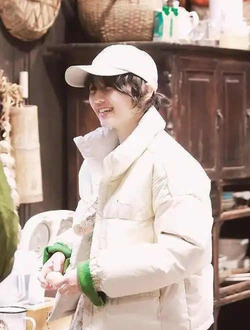 有种坐姿叫张子枫的"老干部坐",动作简单,却很少有女星敢模仿_形象