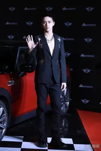 敢穿!许魏洲穿真空西装秀白嫩胸肌