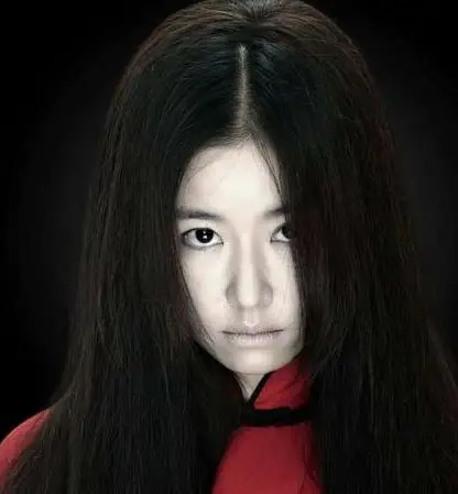 路上现红衣女鬼路人纷纷远离知道真相后哭笑不得