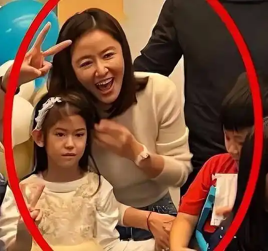 林心如霍建华女儿曝光,完美复刻爸爸五官太英气,不出道可惜了_时尚