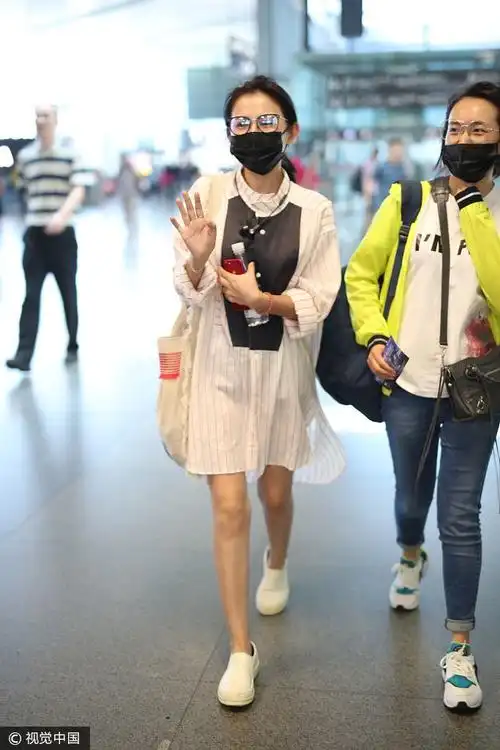 2017年9月13日,上海,热依扎现身机场.  图片来源:elyn/视觉中国