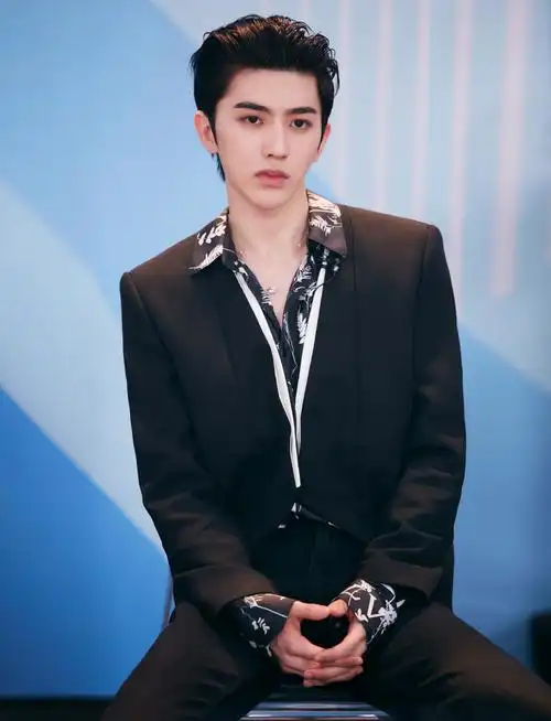 简介:蔡徐坤梦幻水舞台帅气图片,分享一组蔡徐坤图片给大家,图中的