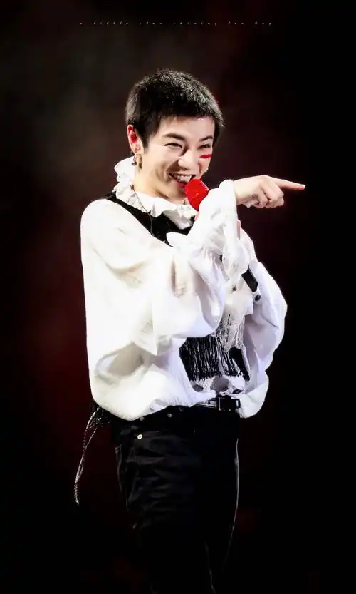 华晨宇,一个浑身散发音乐魅力的男人,让人无法离开双眼