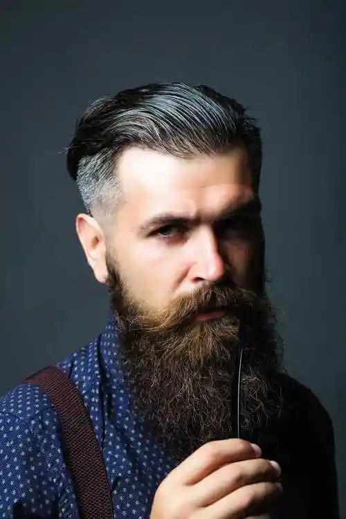 大胡子理发师图片-给自己剃胡子的理发师素材-高清图片-摄影照片-寻图