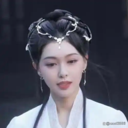 近日,唐嫣新剧念无双开拍.