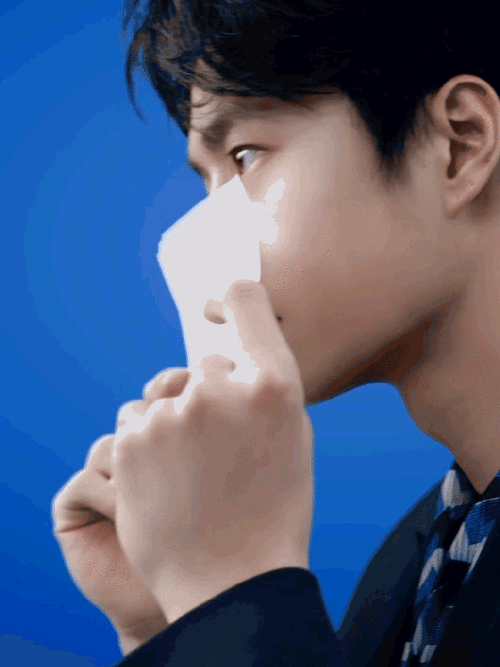 王一博黑色西装搭配蓝白丝巾,好清爽好高级!