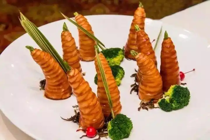 中式冷菜组冷菜组的展示台上,一道道充满中国风味和艺术感的拼盘展示