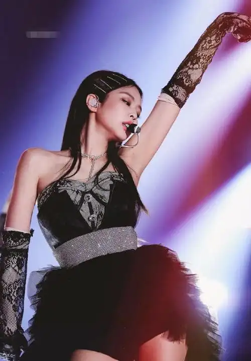 不愧是征服kai的女人金智妮穿黑裙跳舞也太撩人了