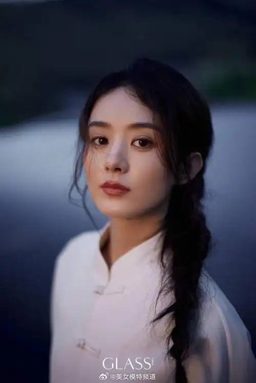 赵丽颖杂志大片曝光远离喧嚣回归自然悠闲而松弛