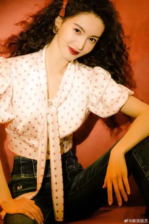 搭配大波浪羊毛卷发型更加吸睛原来金晨过年也烫头,好像小羊肖恩!