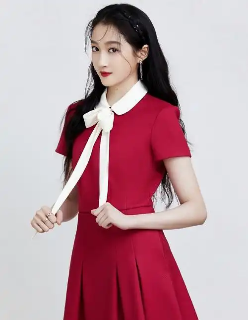 关晓彤穿红色短裙,长腿无保留秀出,鹿晗赚到了_凤凰网时尚_凤凰网