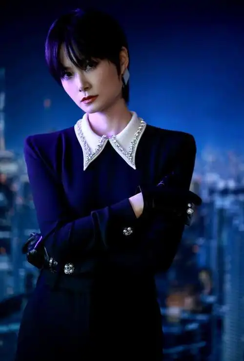 人气明星李宇春今晚时尚芭莎派对最新红毯造型图出炉啦!又飒又美