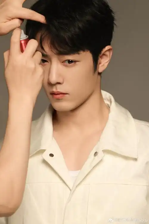 肖战工作室发了肖战工作碎片#肖战工作室太会了帅气的照片中还夹杂着