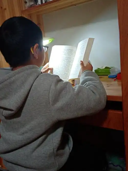 look,他看书的背影真帅!