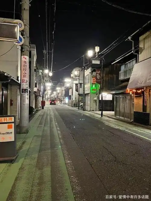 日本夕阳下散步的风景