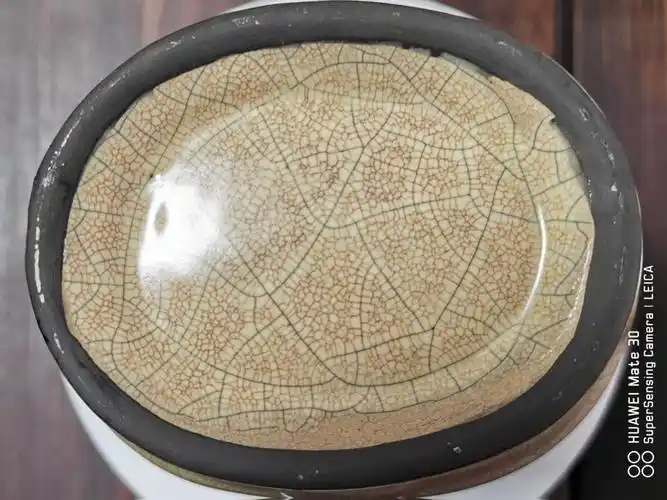 分享古典艺术〈北宋哥窑米黄釉贯耳瓶〉"金丝钱线"器型之美