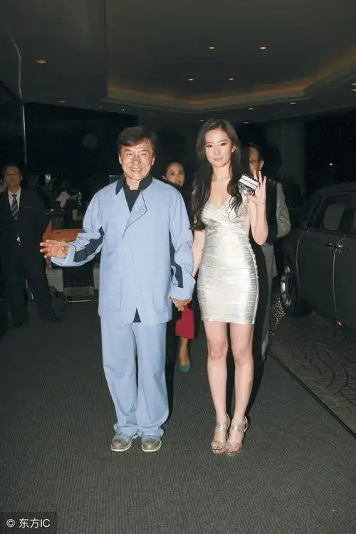 过分全程紧紧牵着刘亦菲的手成龙大哥太霸道了绅士风范呢