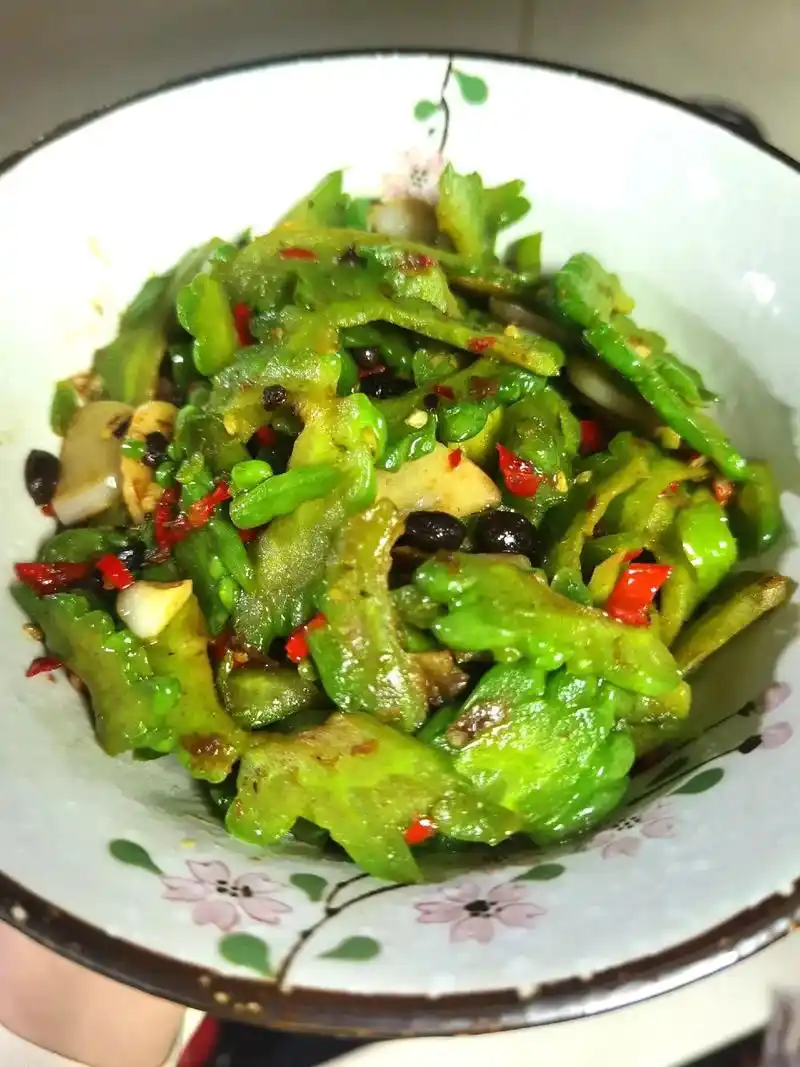 香辣豆豉素炒苦瓜真的是大爱,做法超级简单~ - 抖音