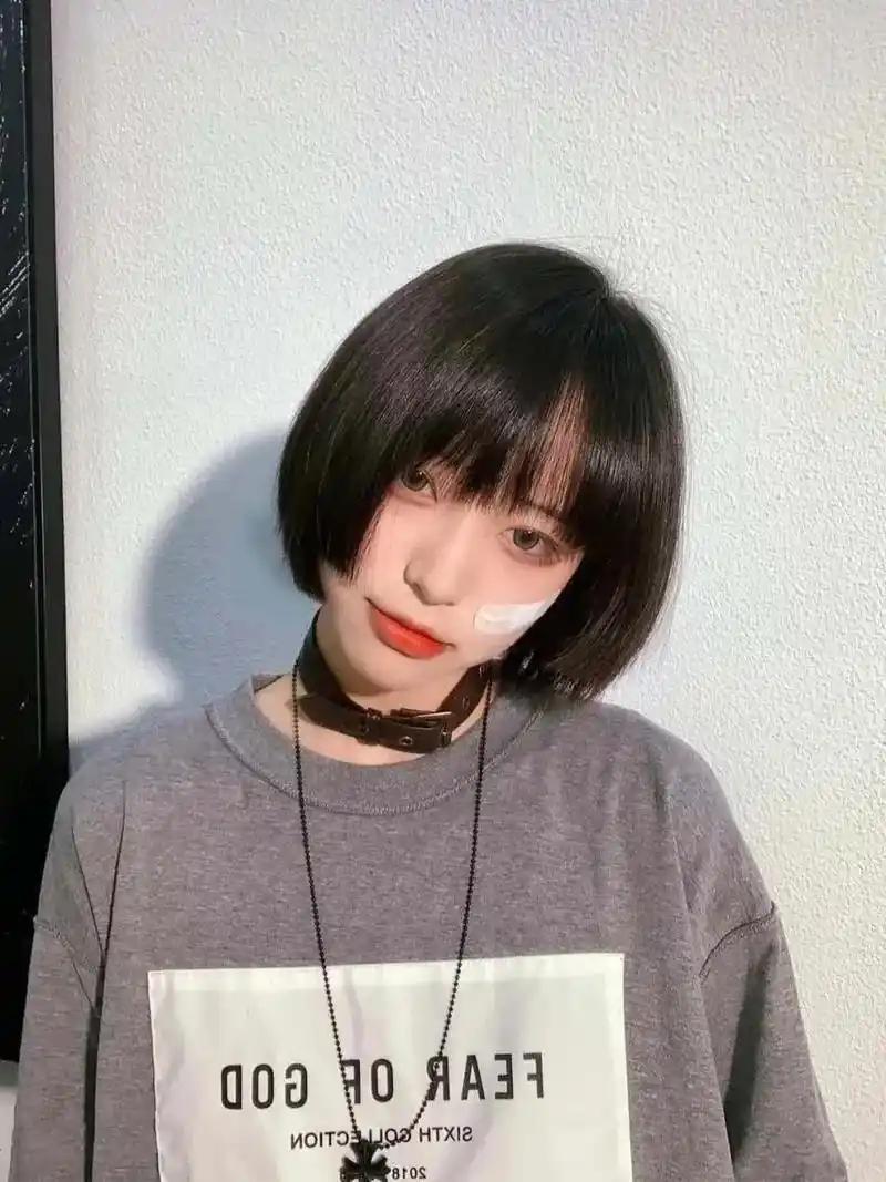 发型 #短发 #上热门 #减龄发型 公主切短发,轻薄的刘海 - 兑趑