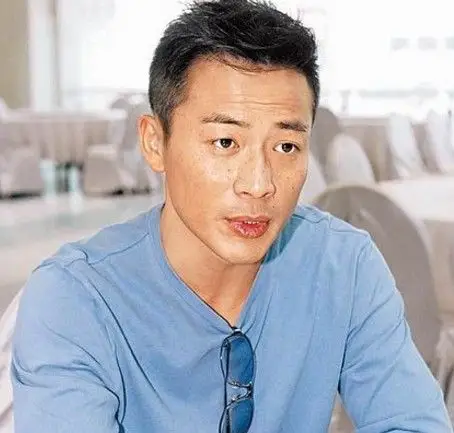 【图】江宏恩现实中老婆是谁 当街男男激吻称与女友感情稳