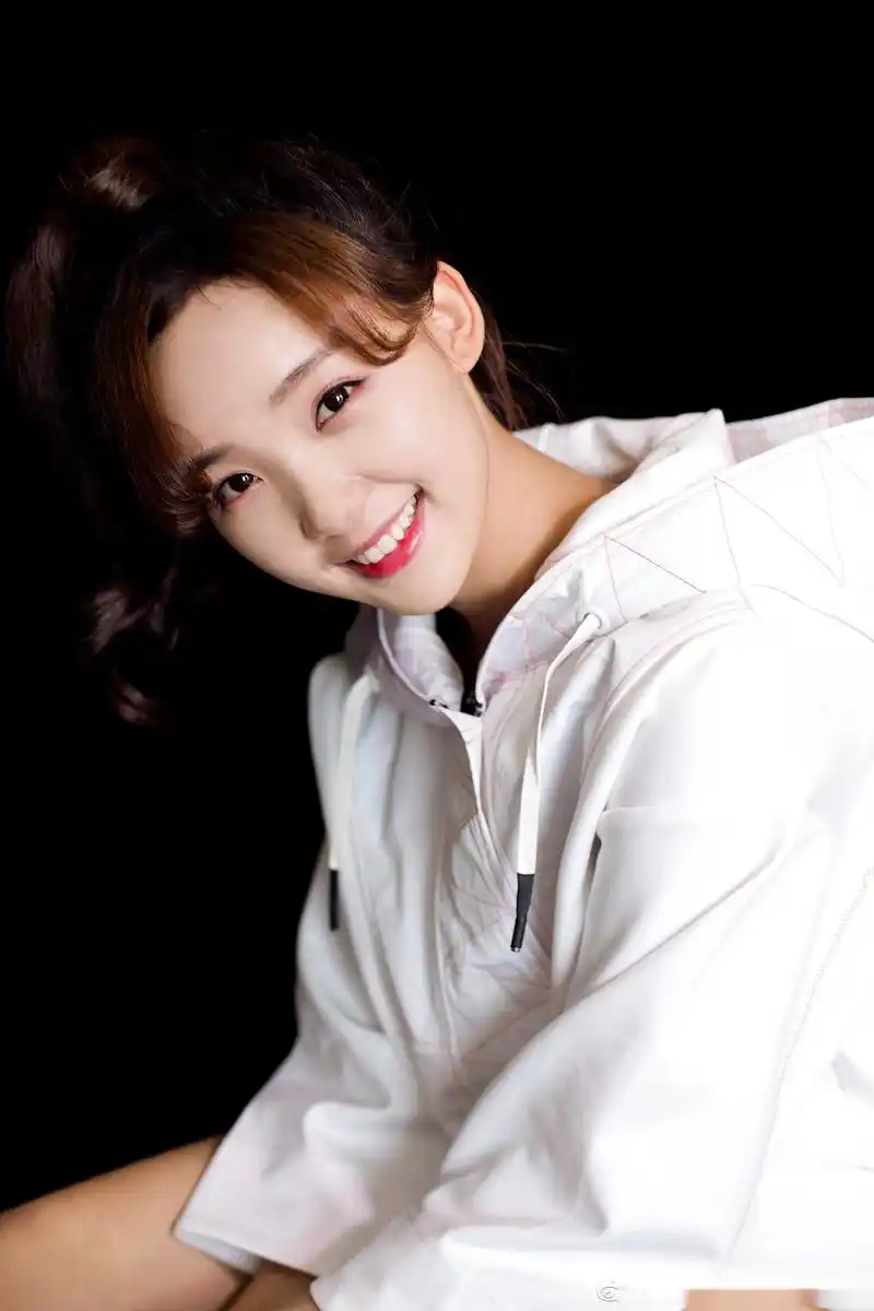 吕小雨,穿着国潮小单品～ 做一个酷酷的小雨崽崽