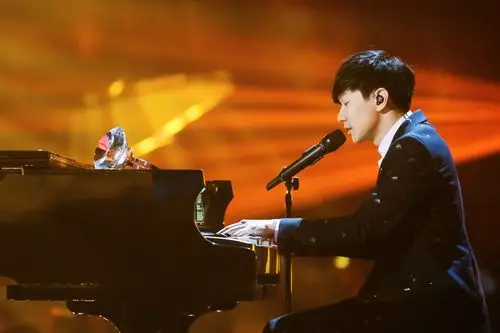 林俊杰自弹自唱演绎儿时偶像歌曲改编融合两部经典作品