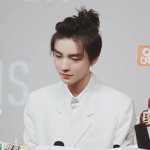 这真的是同一个人吗连王俊凯的颜值也得靠发型来加分