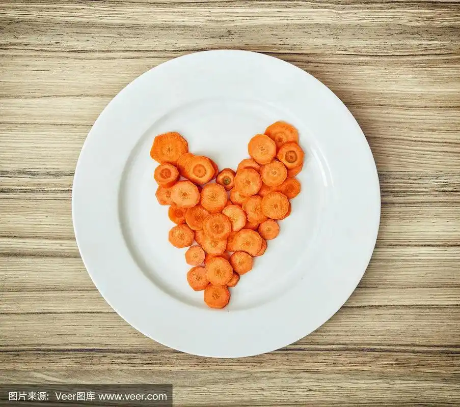 在白色盘子上切成心形的胡萝卜