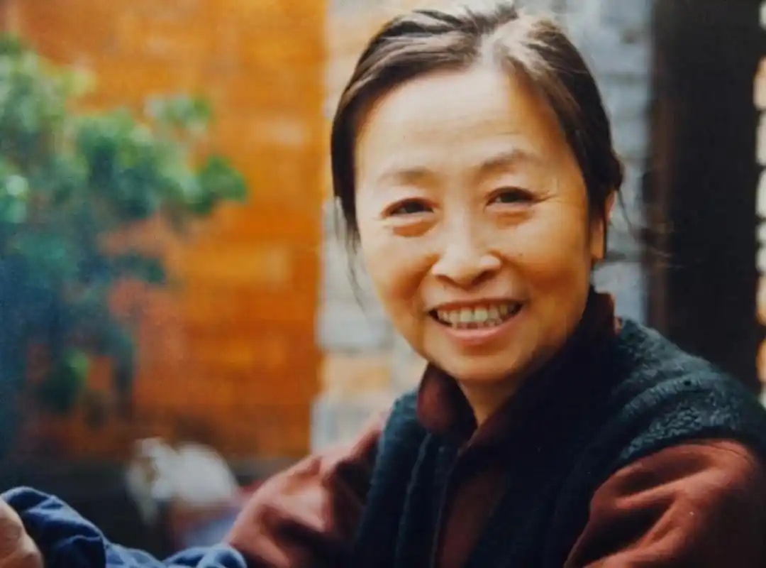 "丑娘"张少华自称曾是校花,本以为开玩笑,看到20岁照片我信了