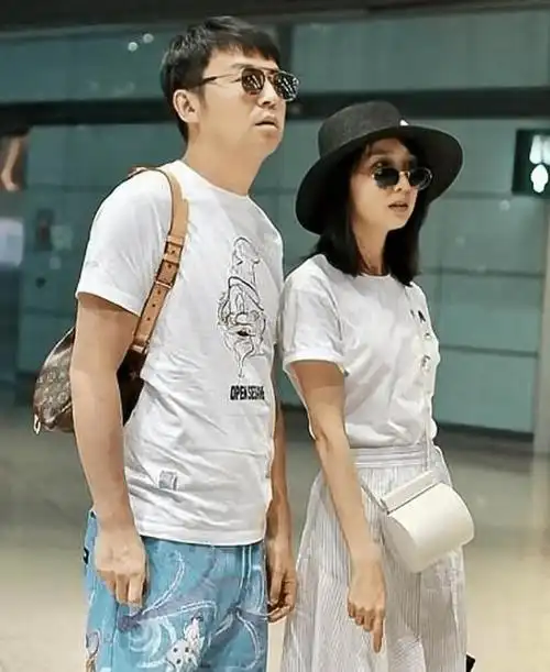 雷佳音一家现身三亚,老婆身材纤瘦颜值出众,网友:差点认成父女