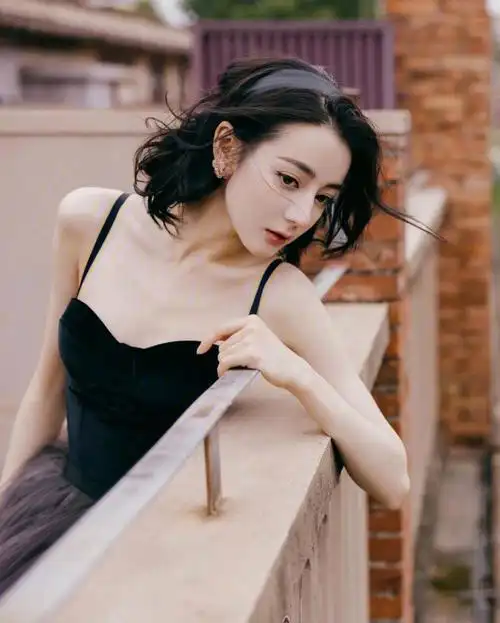 迪丽热巴今日look紫色的短发复古小仙女