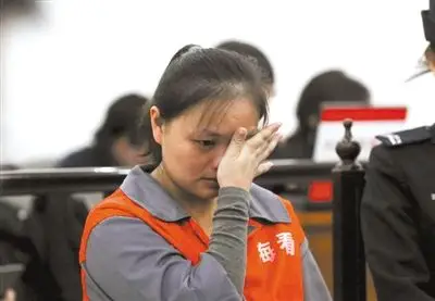 昨日,被告人刘丽玲正在接受审问.   通讯员 周元卿 摄